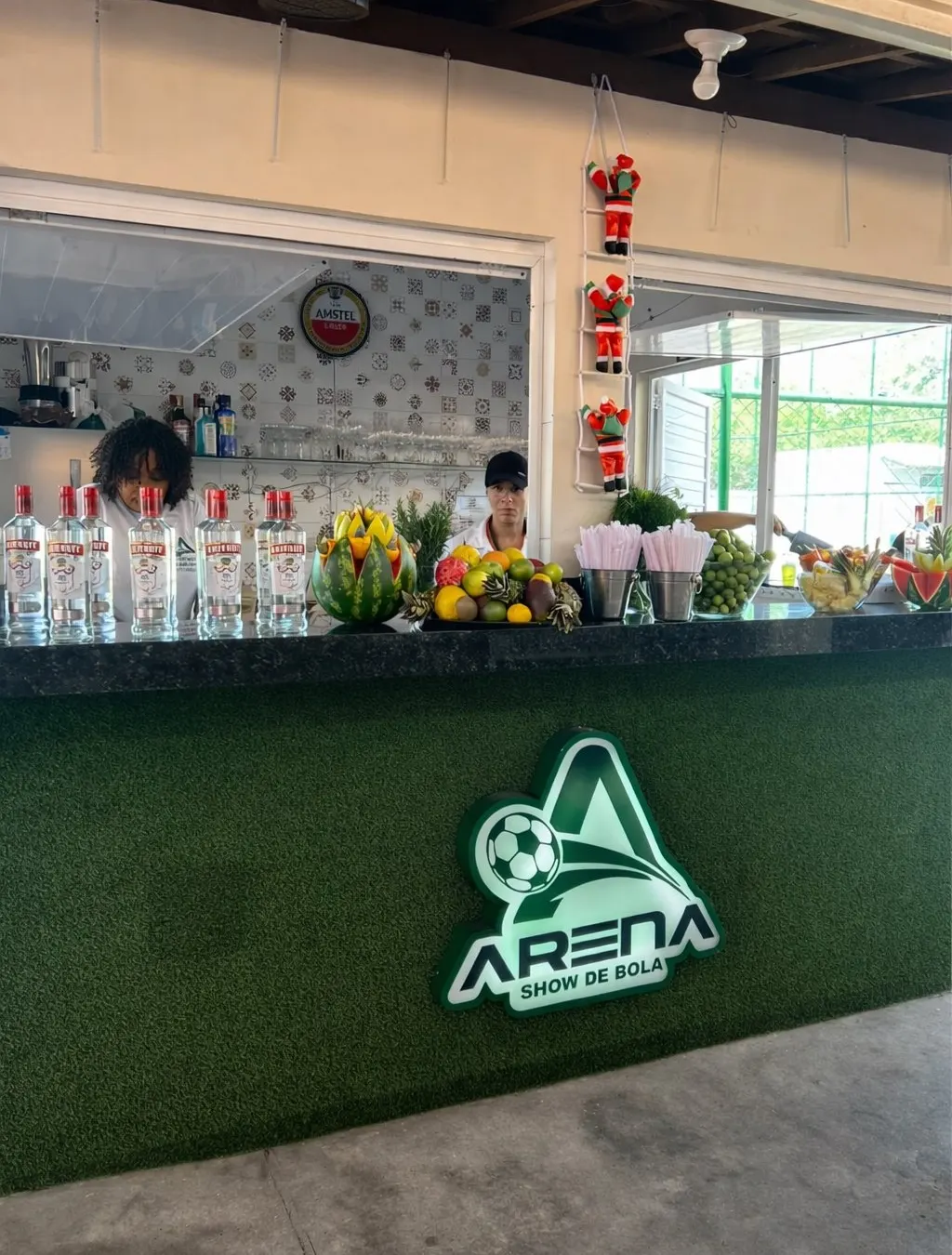 Balcão do bar da Arena com a logo em neon verde