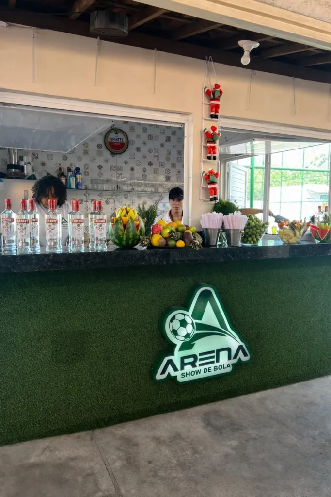 Balcão do bar da Arena com a logo em neon verde
