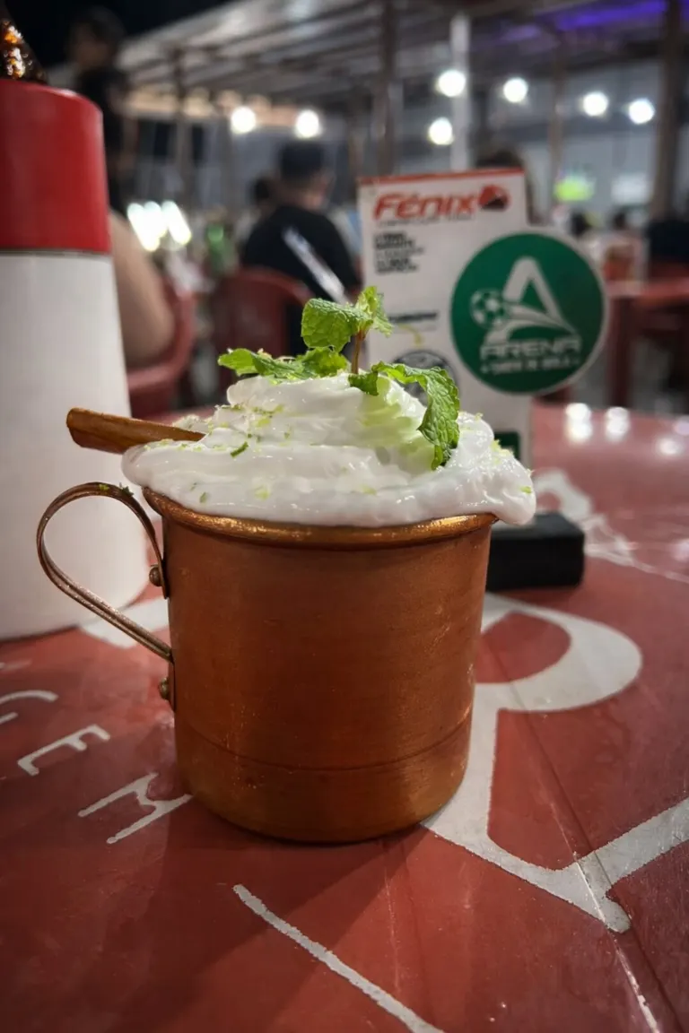 Drink servido em caneca de cobre