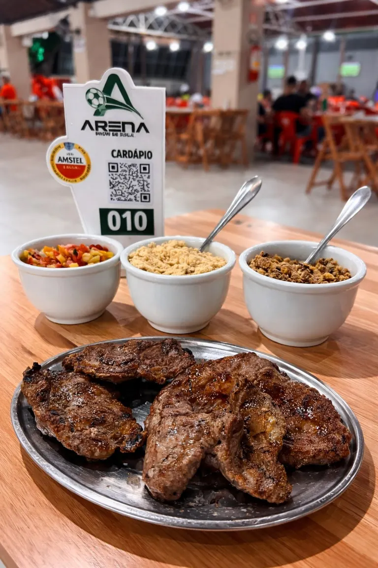 Churrasco servido com farofa, vinagrete e feijão tropeiro