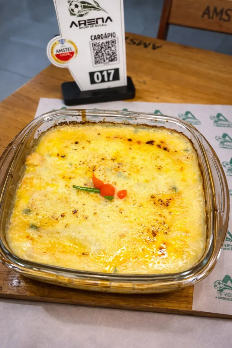 Escondidinho gratinado servido na travessa