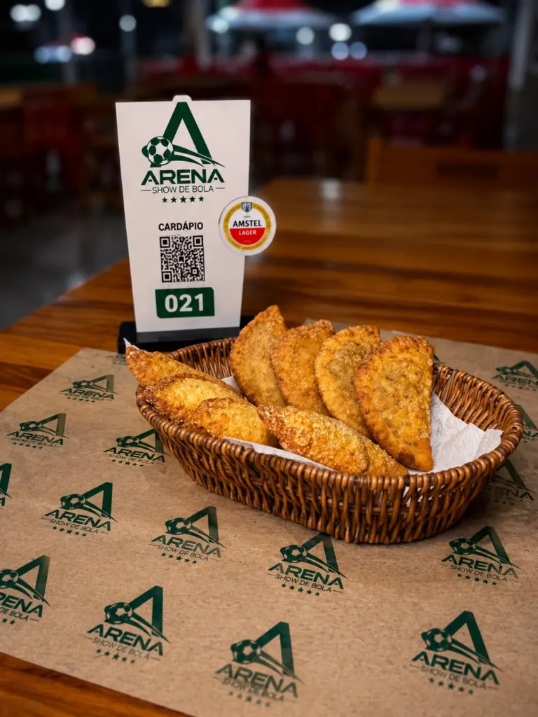 Cesta de pastéis na mesa da Arena