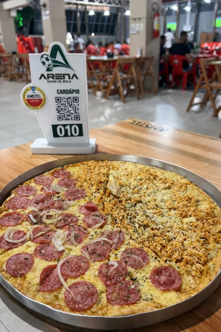 Pizza de calabresa na mesa da Arena