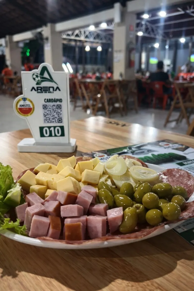 Tábua de frios com queijos, azeitonas e presunto
